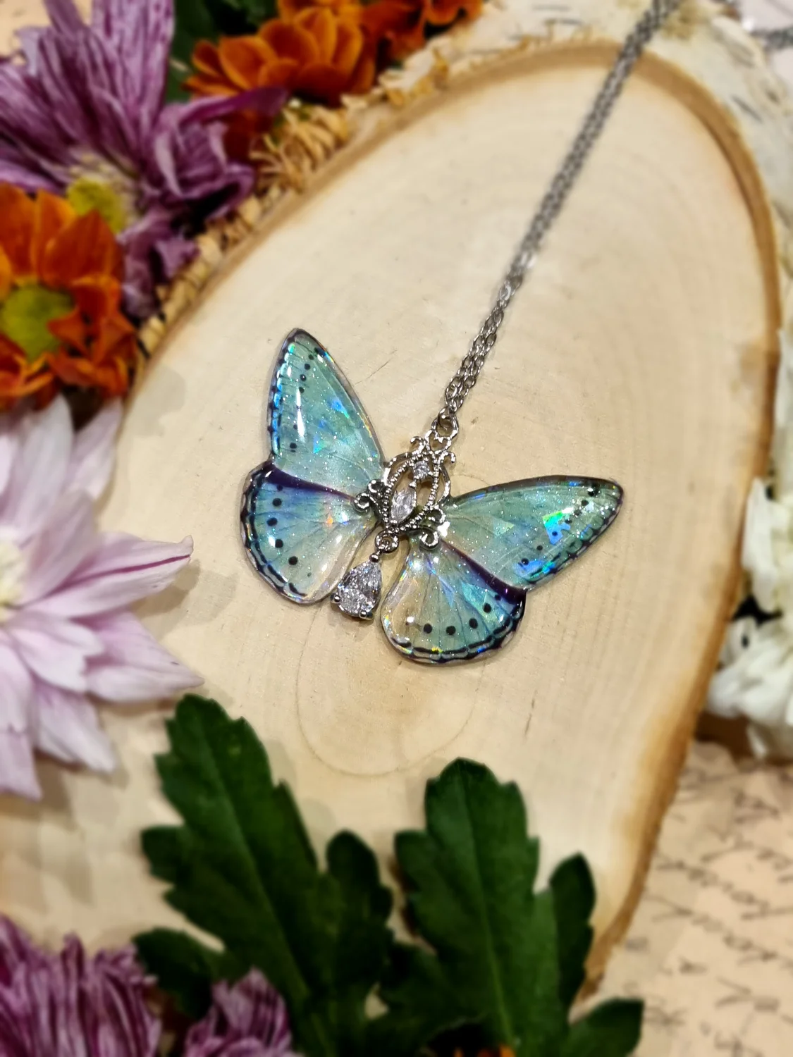 Błękitny motyl z holograficznym efektem