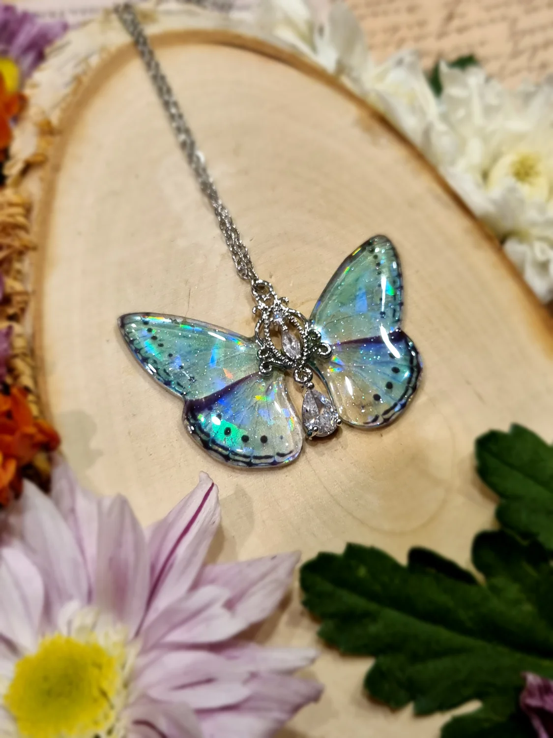 Błękitny motyl z holograficznym efektem