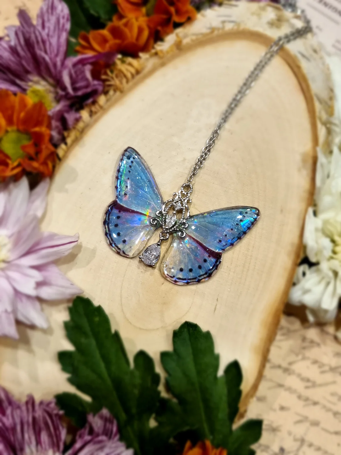 Niebieski motyl z holograficznym efektem