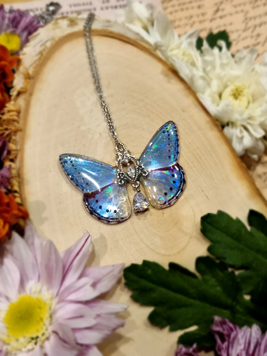 Niebieski motyl z holograficznym efektem