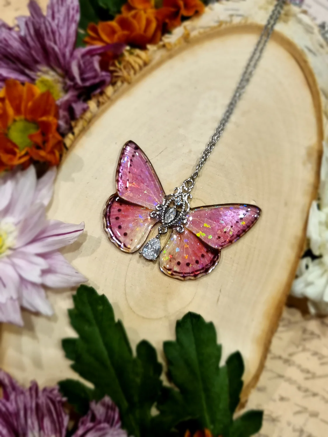 Różowy motyl z holograficznymi kuleczkami