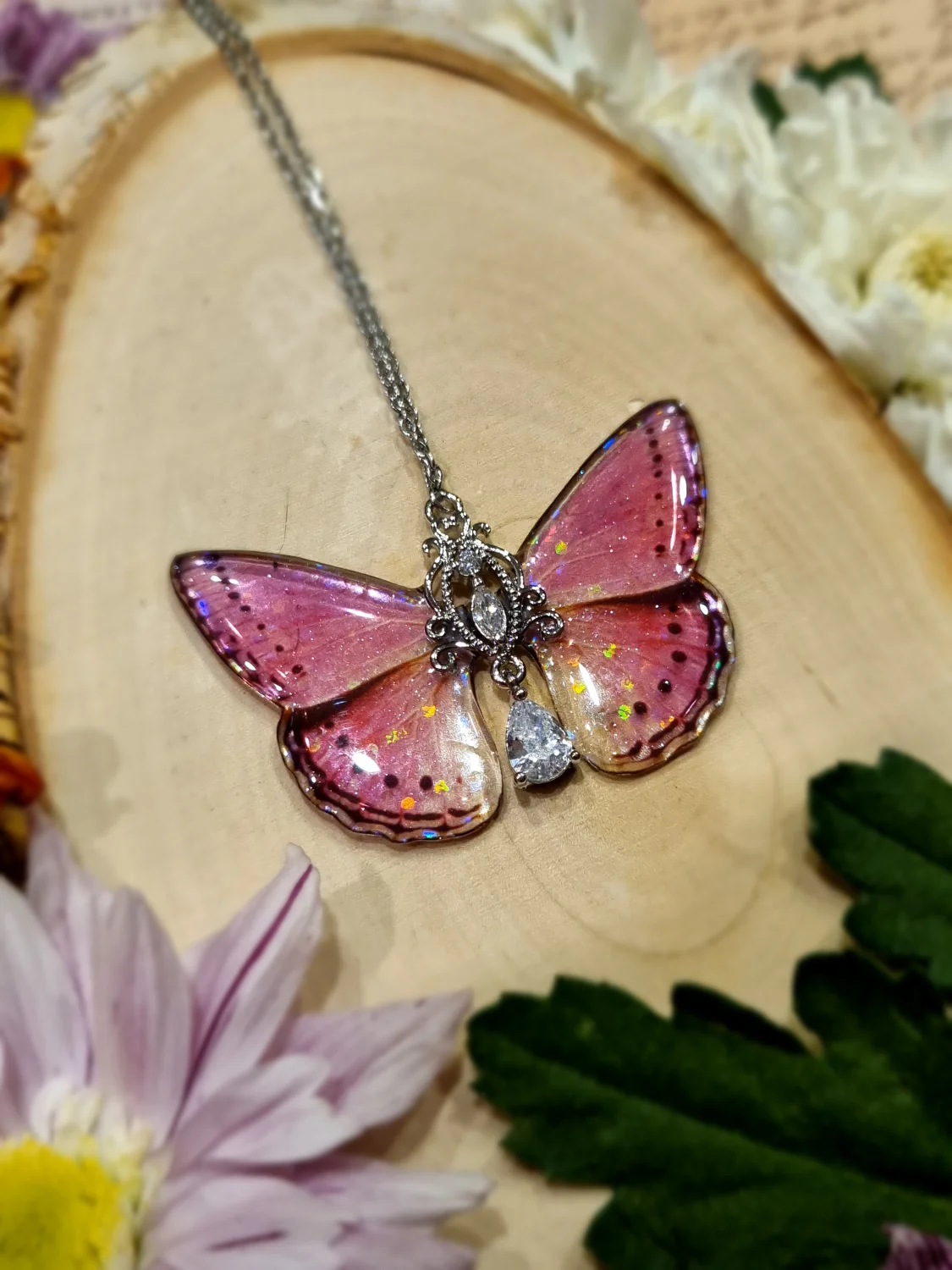Różowy motyl z holograficznymi kuleczkami