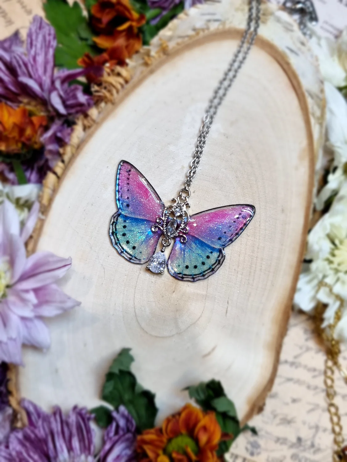 Magiczny opalizujący motyl