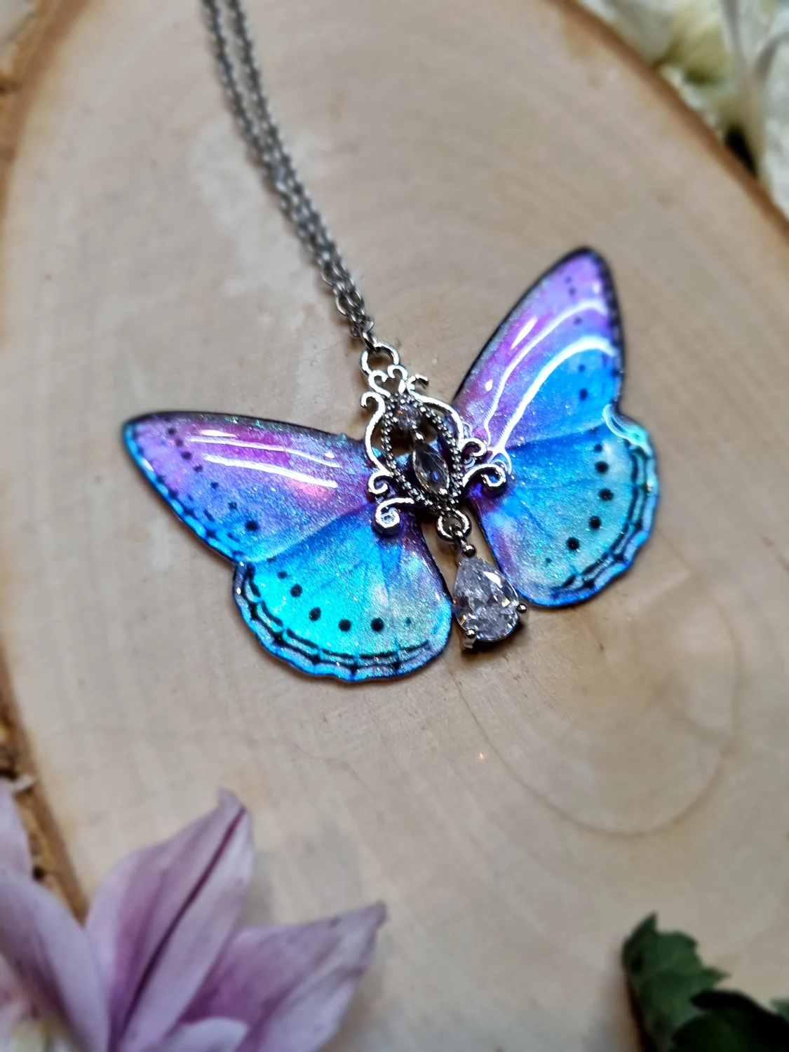 Magiczny opalizujący motyl
