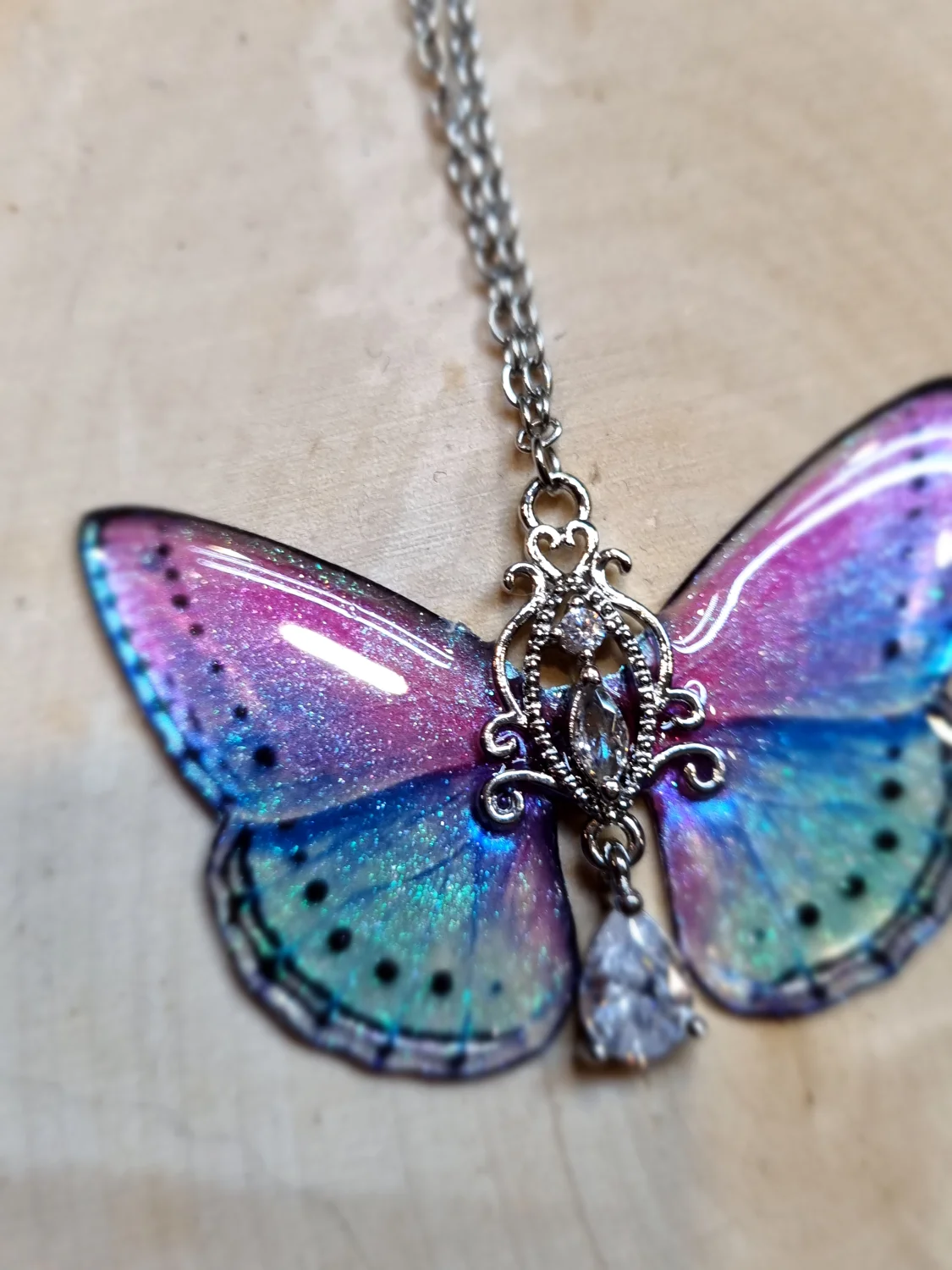 Magiczny opalizujący motyl