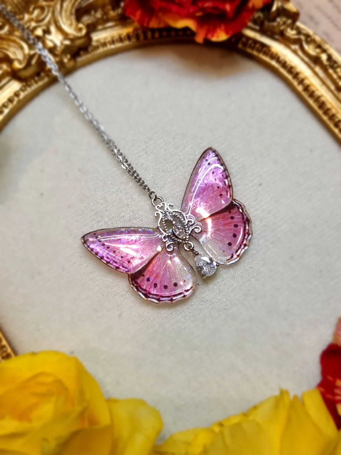Motyl różowy z holograficznymi kuleczkami 