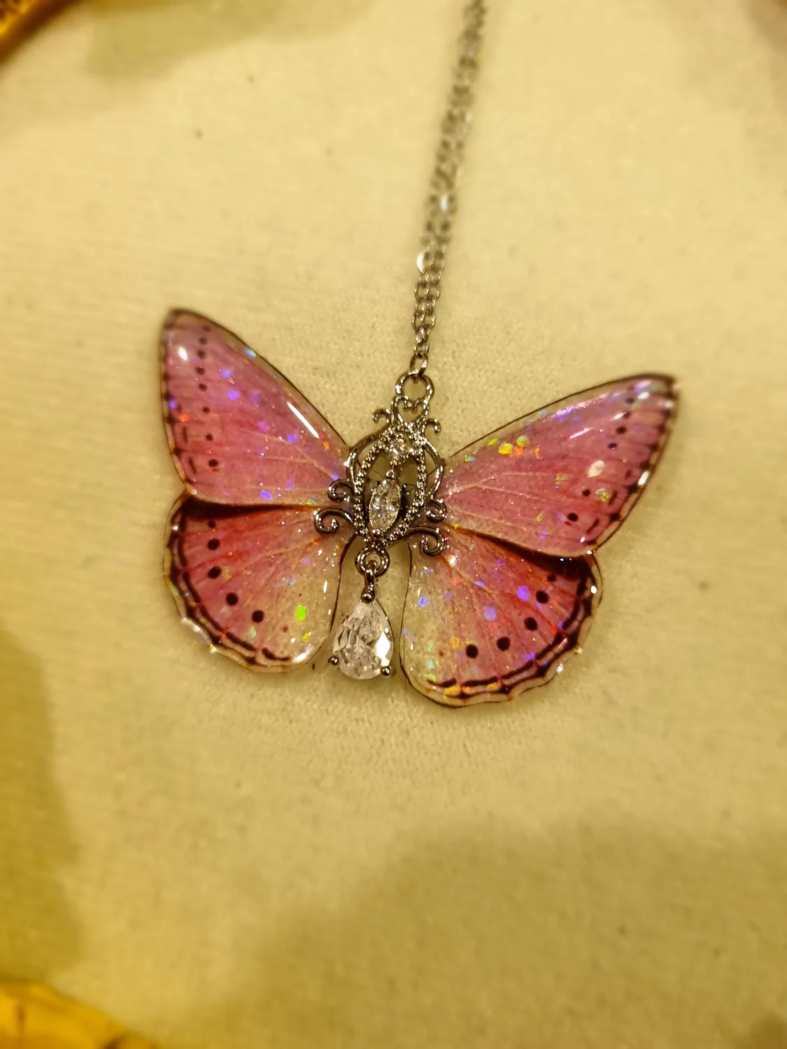 Motyl różowy z holograficznymi kuleczkami 