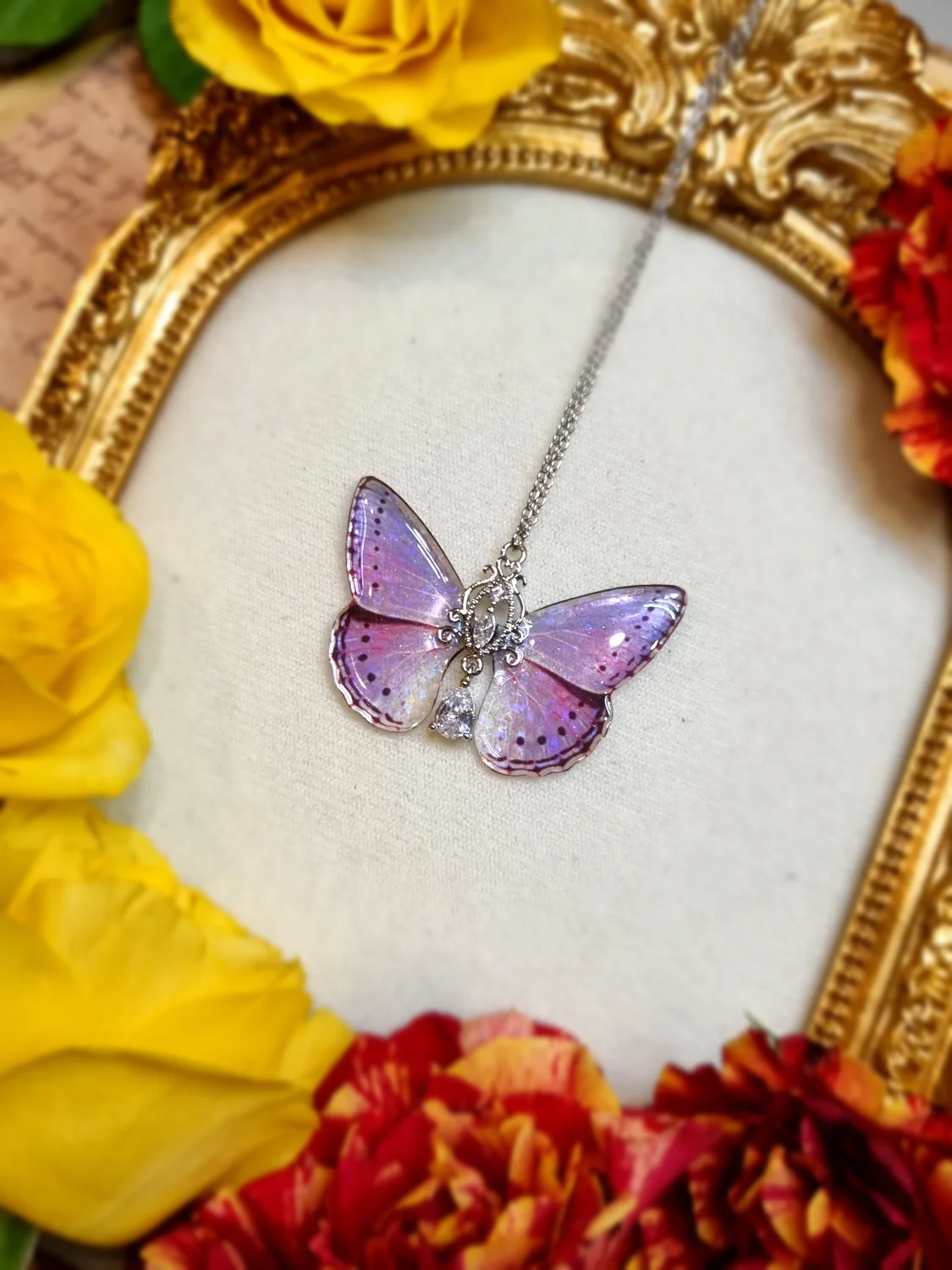 Motyl fioletowo z holograficznymi kuleczkami  