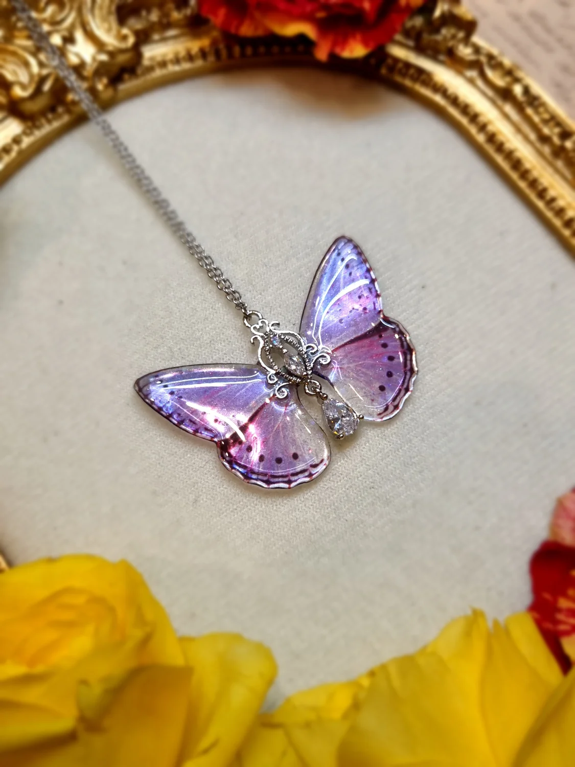 Motyl fioletowo z holograficznymi kuleczkami  