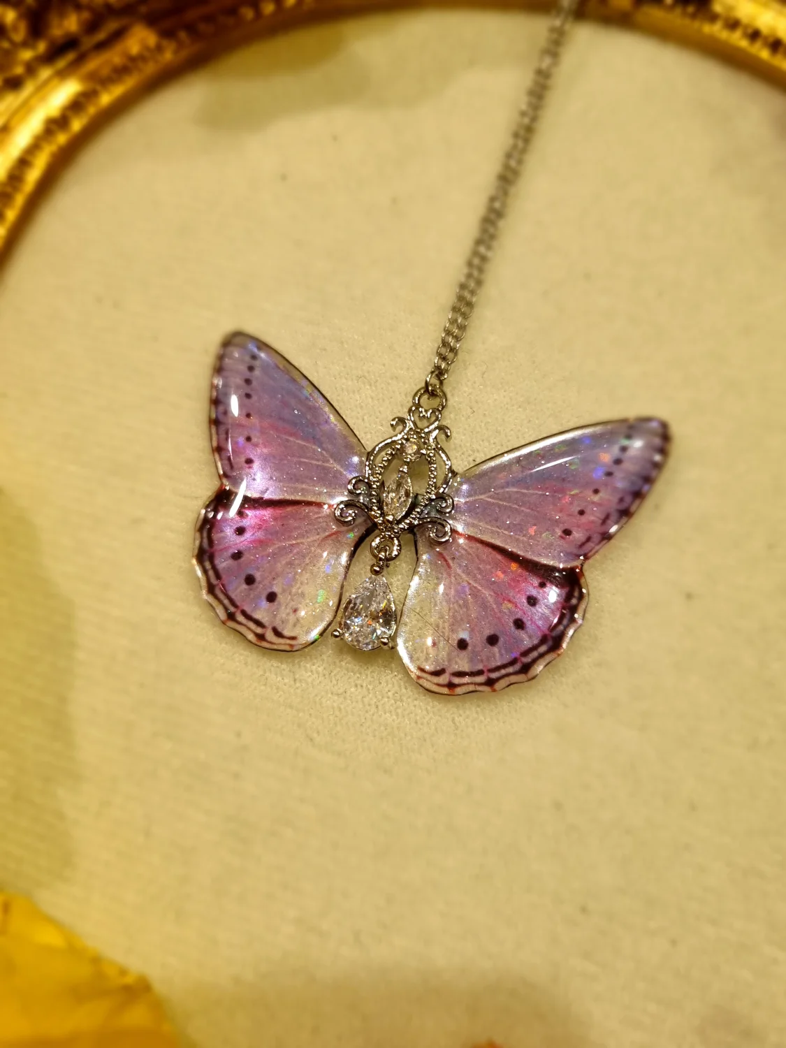 Motyl fioletowo z holograficznymi kuleczkami  