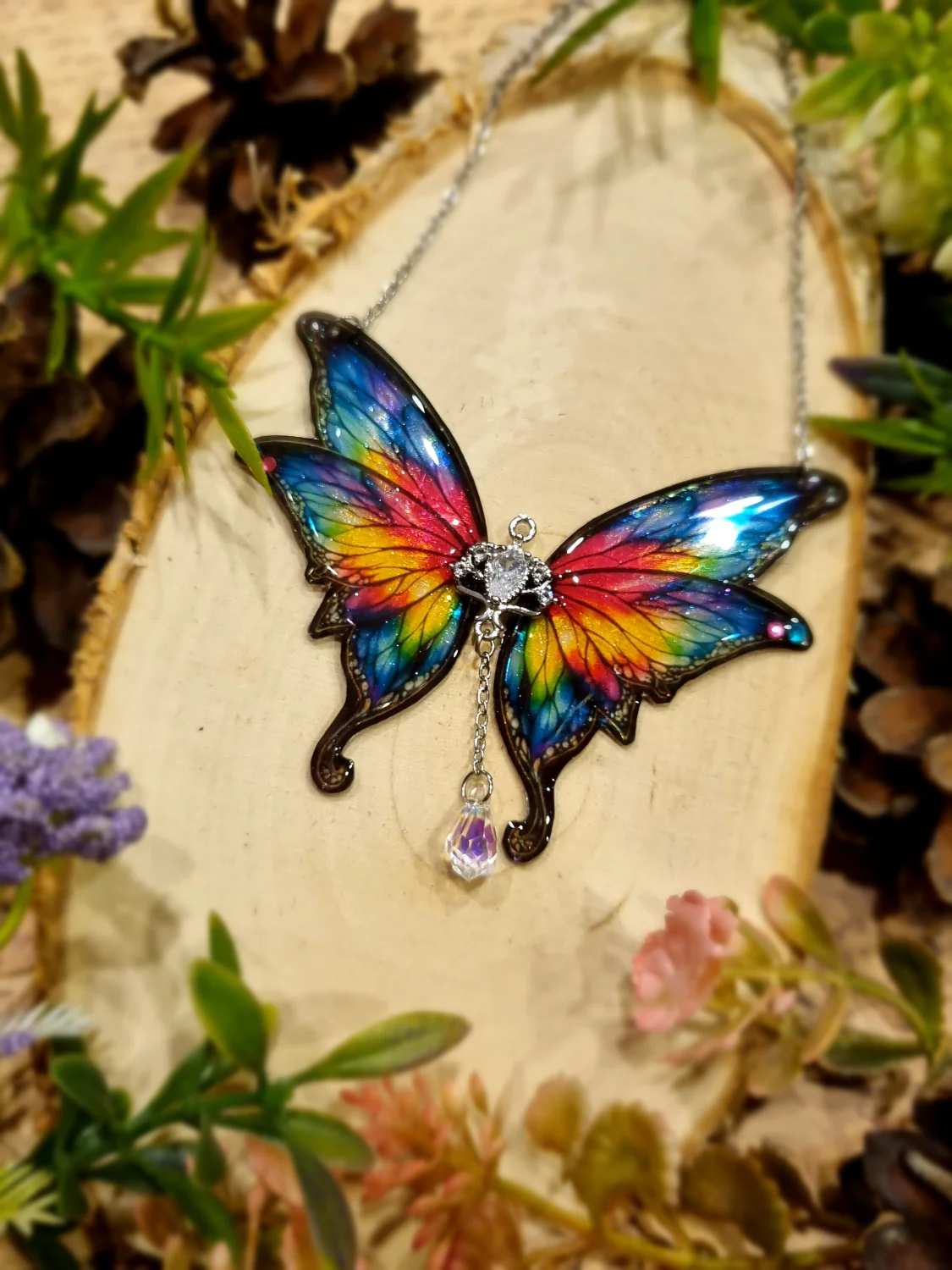 Motyl witrażowy z delikatnym holograficznym efektem