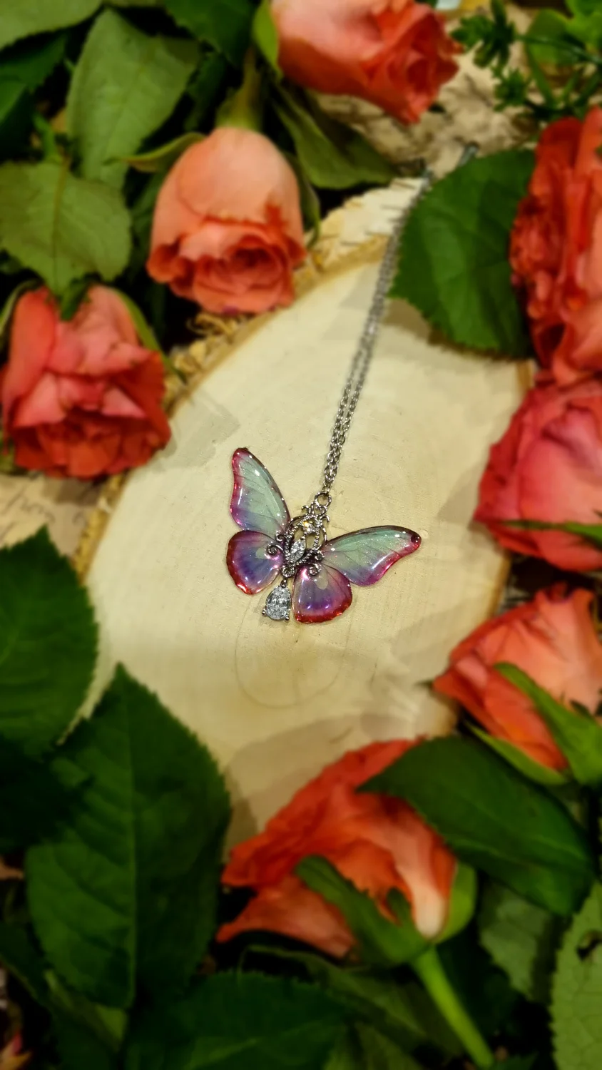 Motyl opalizujący na różowo