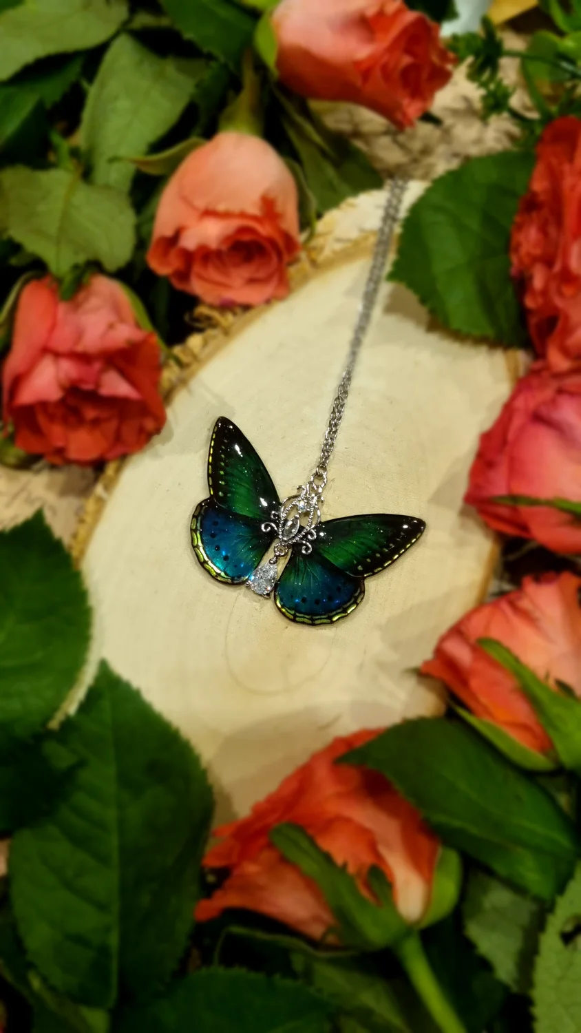 Motyl zielono-niebieski opalizujący