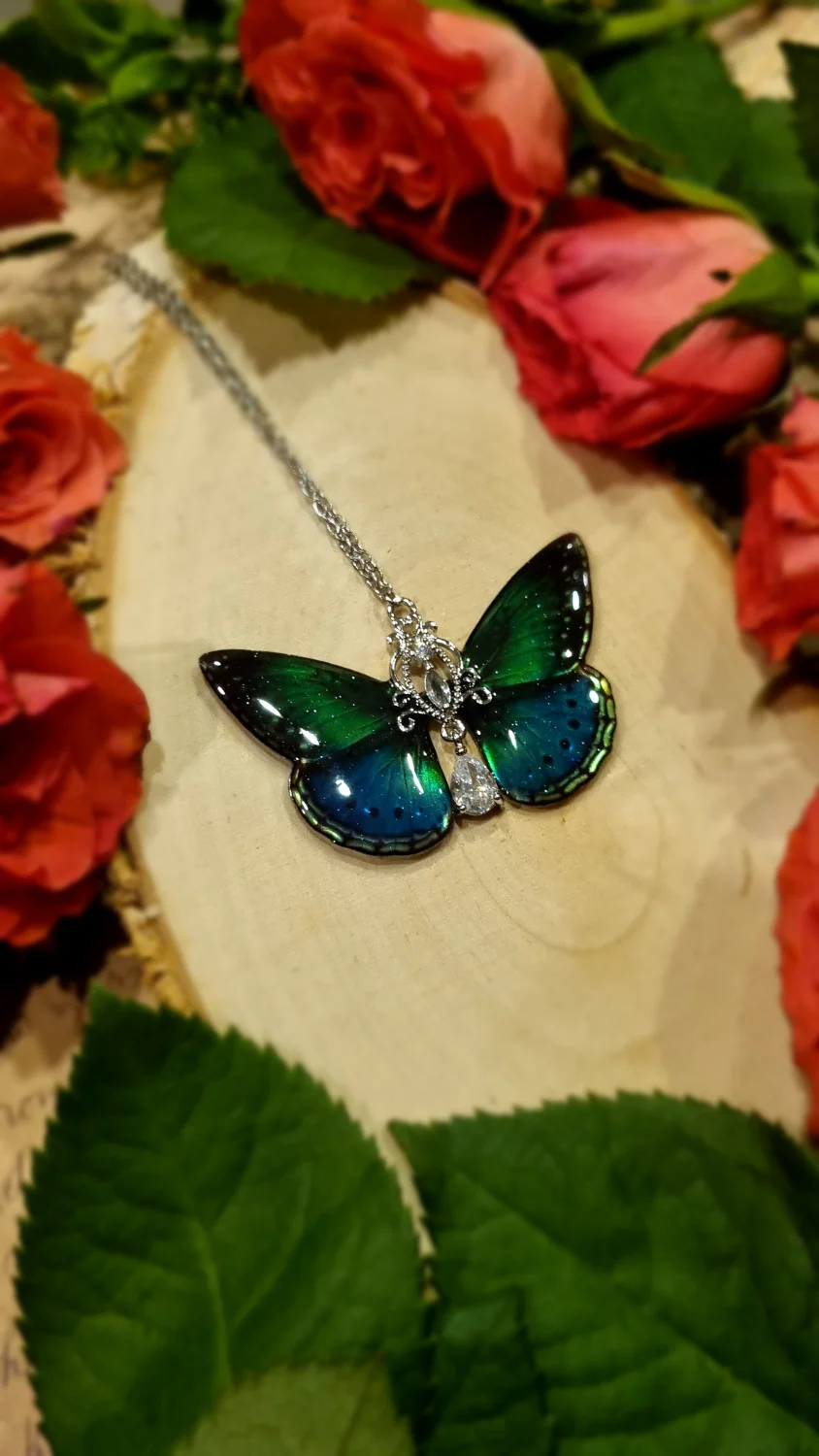 Motyl zielono-niebieski opalizujący