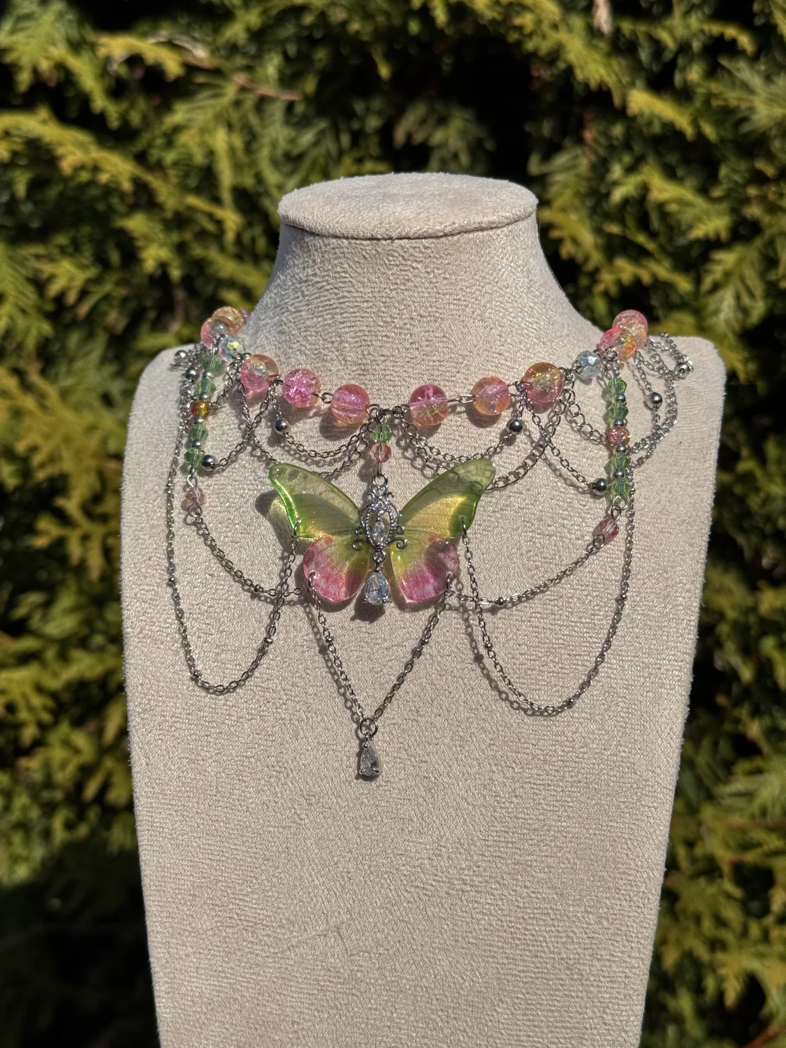 Kolia z motylem wiosny