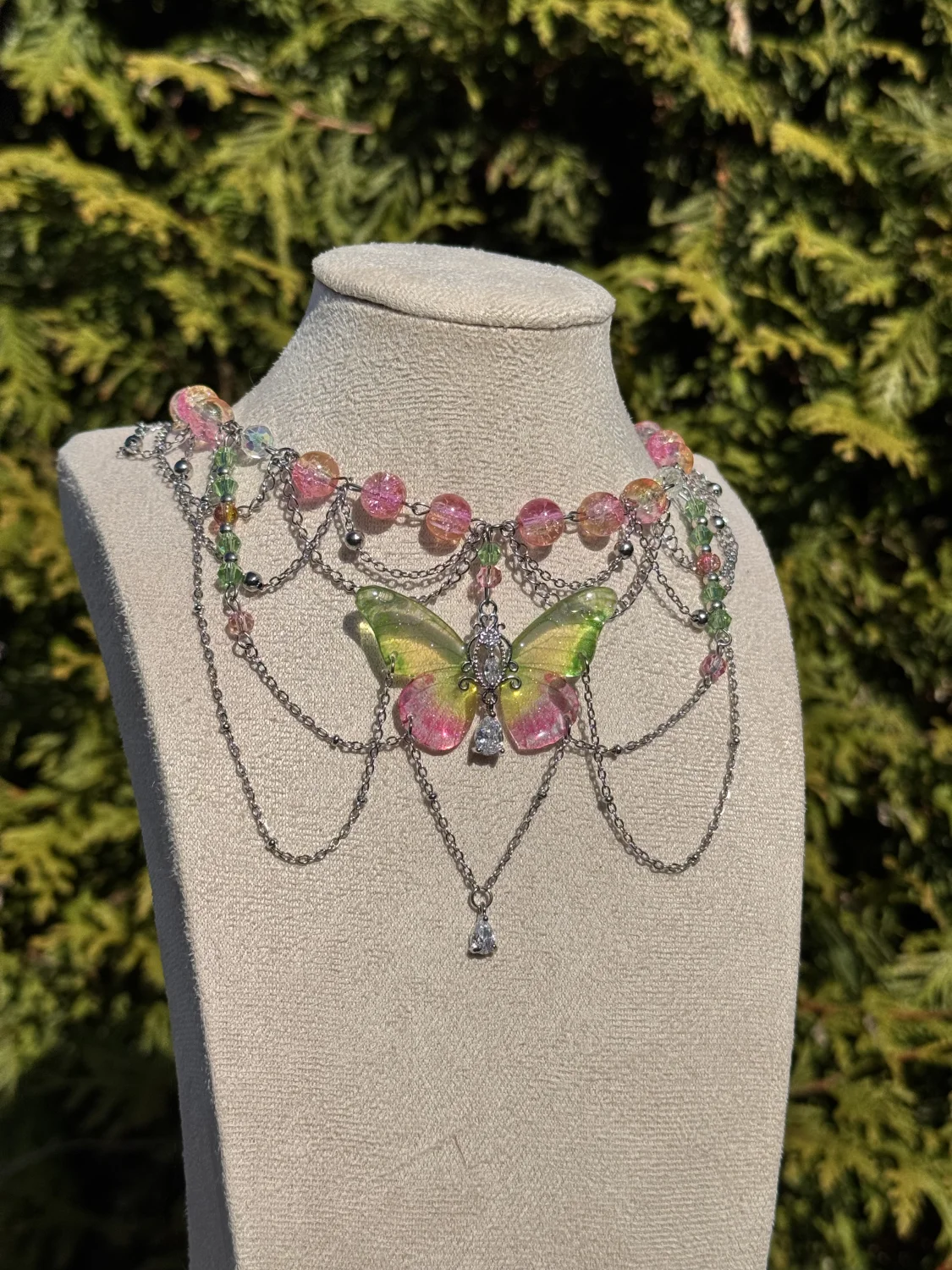 Kolia z motylem wiosny