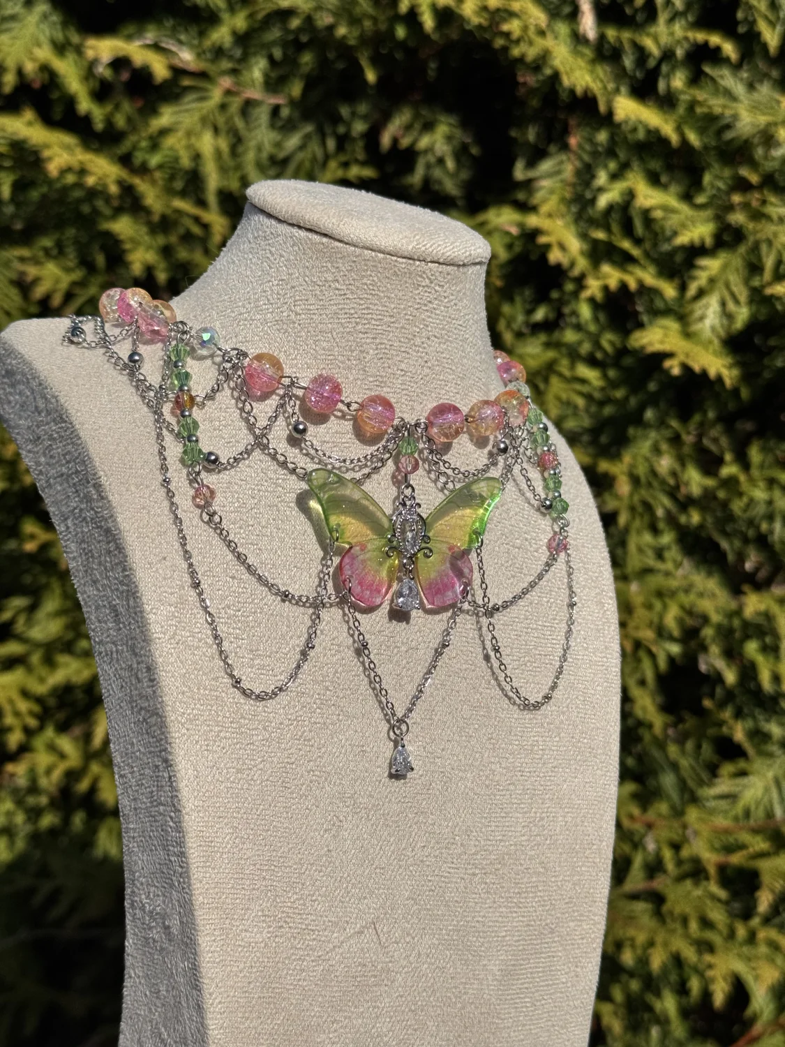 Kolia z motylem wiosny