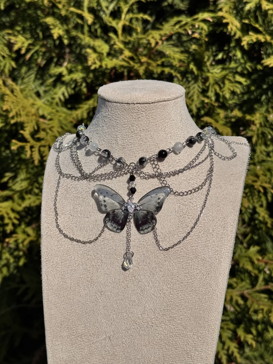 Kolia ze srebrzystym mrocznym motylem