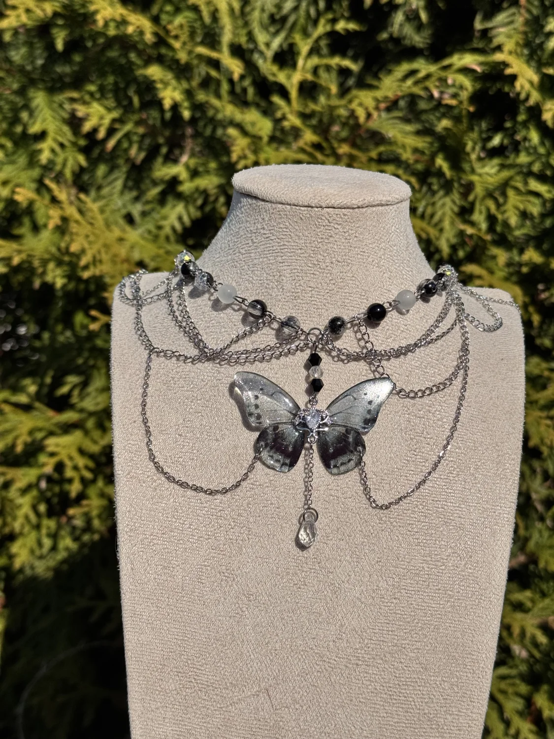 Kolia ze srebrzystym mrocznym motylem