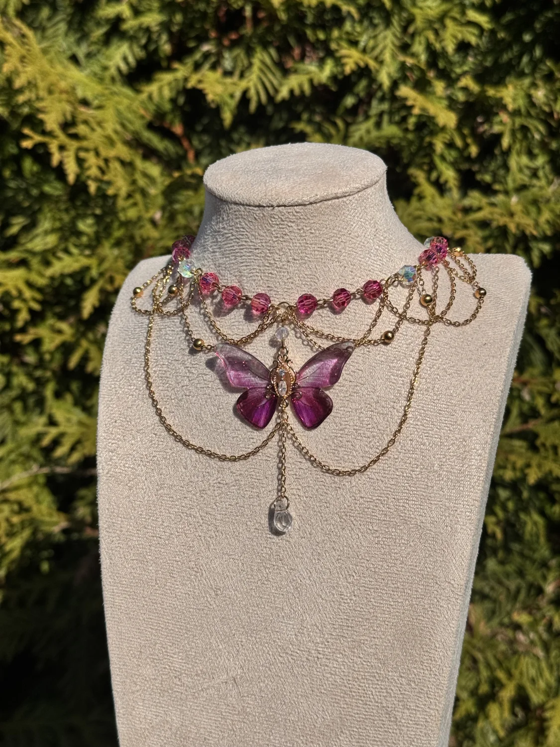 Kolia z różowo-złotym motylem