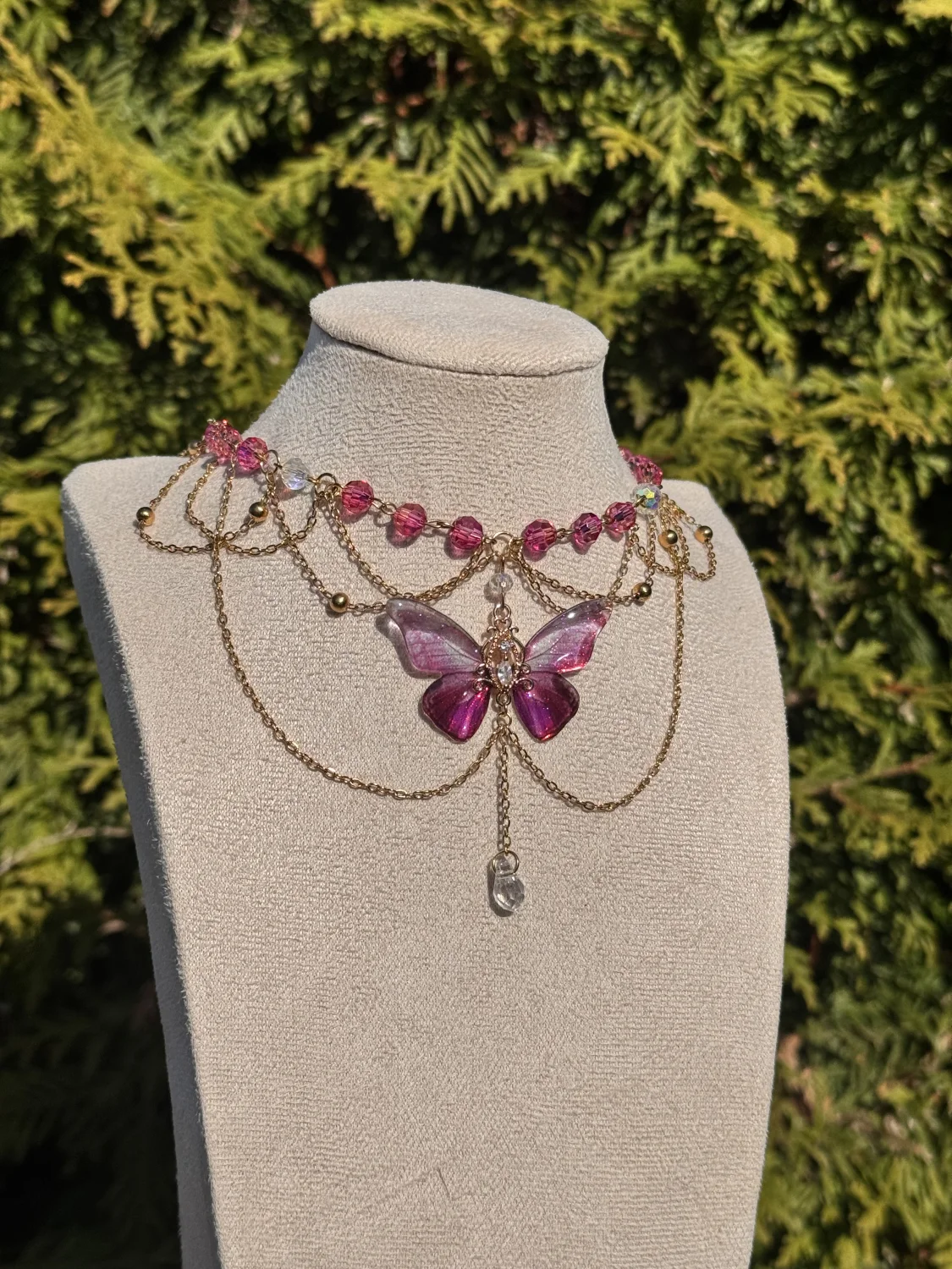 Kolia z różowo-złotym motylem