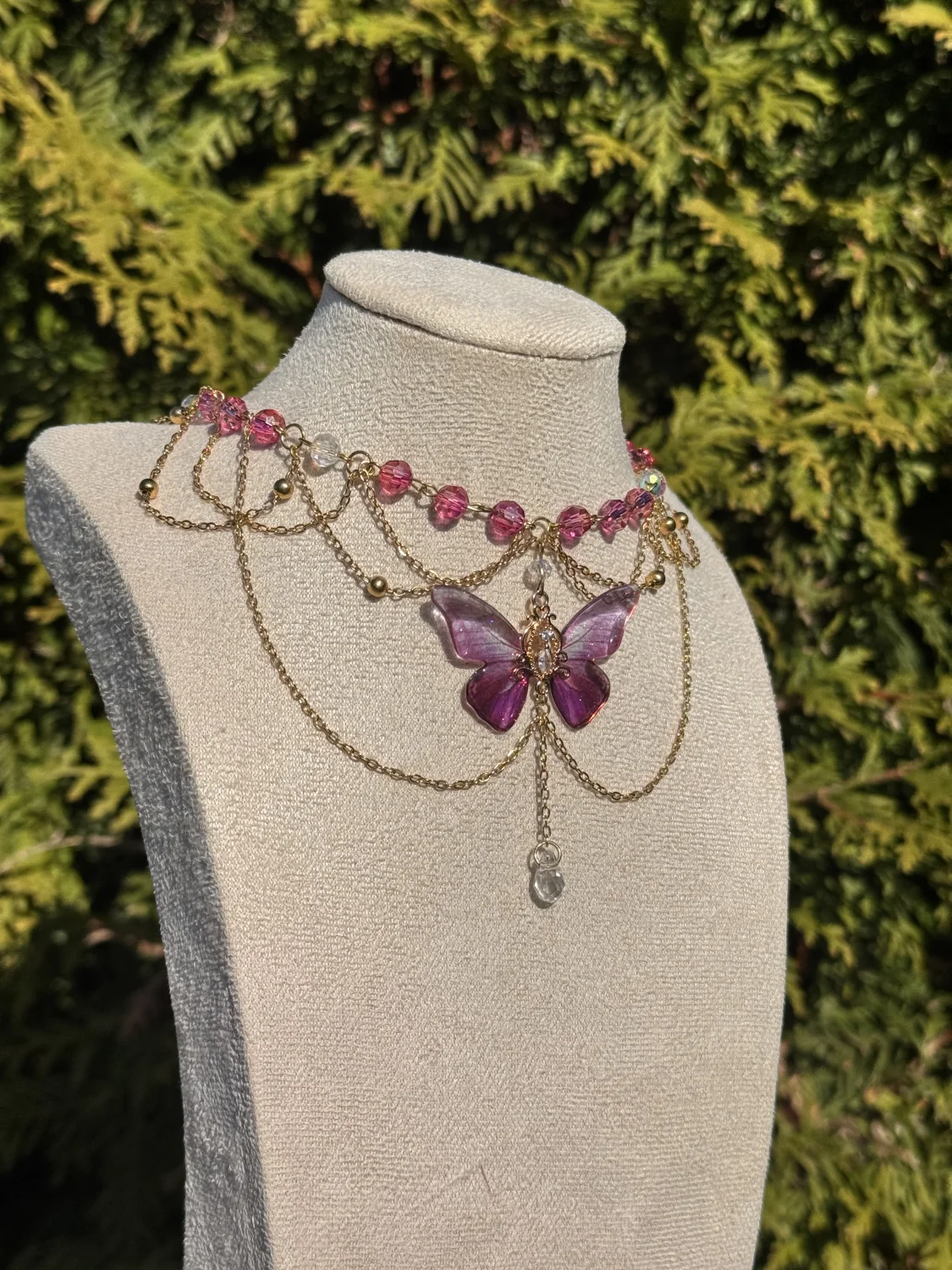 Kolia z różowo-złotym motylem