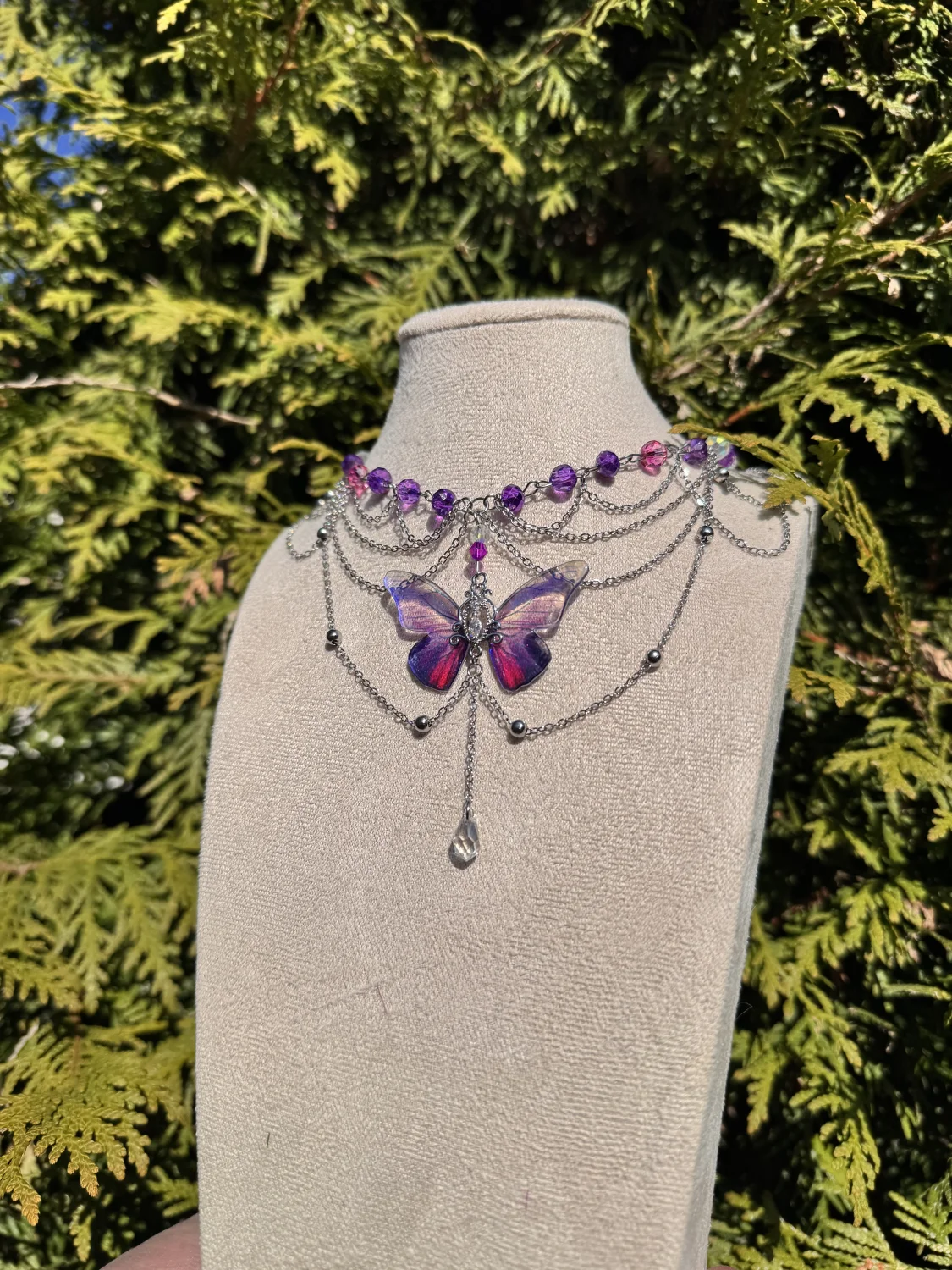 Kolia z fioletowym motylem