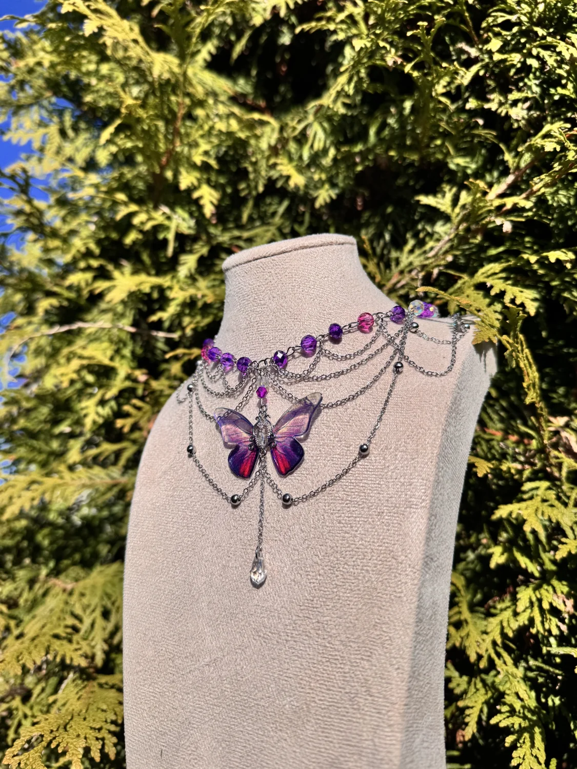 Kolia z fioletowym motylem