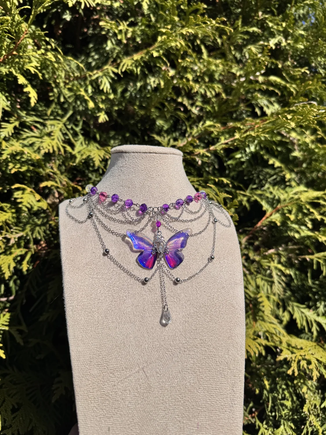 Kolia z fioletowym motylem