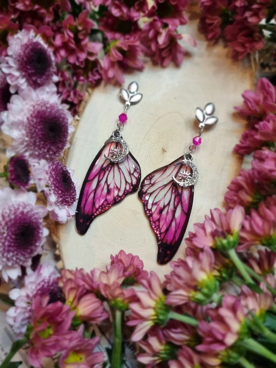 Kolczyki witrażowego motyla opalizujące różowe