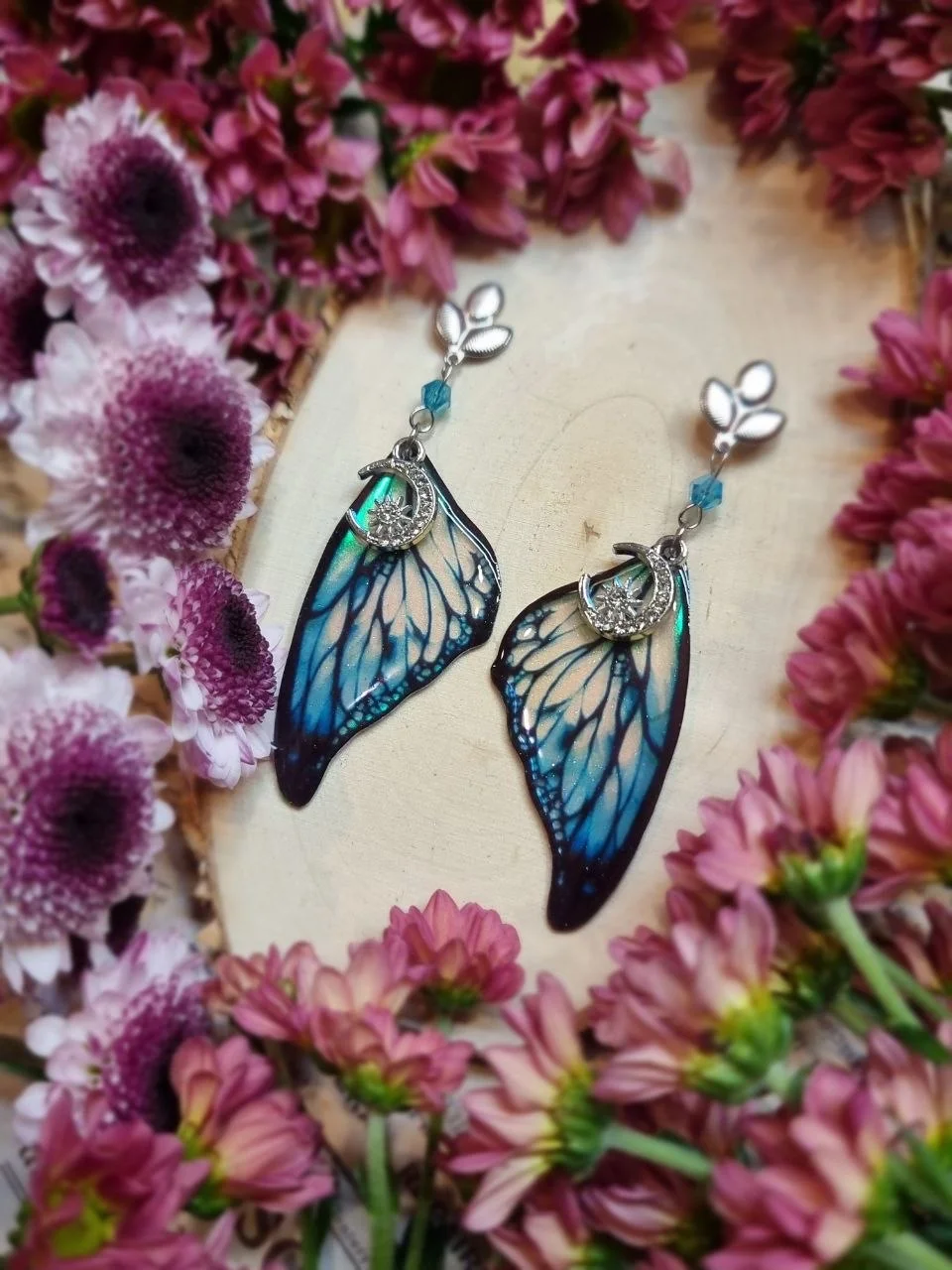 Kolczyki witrażowego motyla opalizujące niebieskie